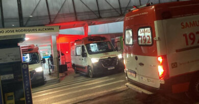 TRAGÉDIA NO PEDREGULHO: MOTOBOY DE 21 ANOS MORRE APÓS BATER EM DOIS CARROS