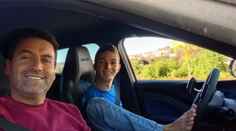 SEM OS BRAÇOS, JOVEM APRENDE A DIRIGIR COM OS PÉS, CONQUISTA CNH E CHORA DE EMOÇÃO