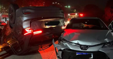 Quadrilha rouba carros, provoca capotamento e mantém dois homens reféns por seis horas