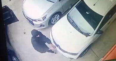 TRIO CHEGA EM JEEP E INVADE REVENDEDORA DE VEÍCULOS NO CENTRO DE BARRA MANSA
