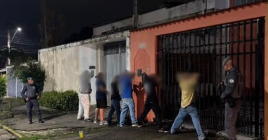 BEBIDA PARA MENORES E ARMA NA CINTURA: OPERAÇÃO TERMINA COM DOIS PRESOS