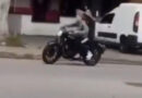 SEM CAPACETE ANTES DA TRAGÉDIA: VÍDEO MOSTRA DUPLA EM MOTO, PASSAGEIRO EM PÉ E OCORRÊNCIA TERMINA EM MORTE EM SJC