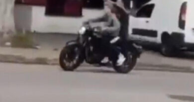 SEM CAPACETE ANTES DA TRAGÉDIA: VÍDEO MOSTRA DUPLA EM MOTO, PASSAGEIRO EM PÉ E OCORRÊNCIA TERMINA EM MORTE EM SJC