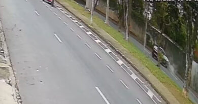 SEM CNH, MOTORISTA TENTA ULTRAPASSAGEM, INVADE CALÇADA E MULHER TEM PERNA AMPUTADA EM SJC