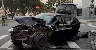 Suspeita de racha termina em forte batida e atinge motorista parado no sinal na Avenida Andrômeda