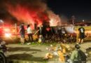 CARRETA EM CHAMAS E CARGA SAQUEADA: INCÊNDIO NA DUTRA TERMINA COM PESSOAS LEVANDO SAPATOS EM TAUBATÉ