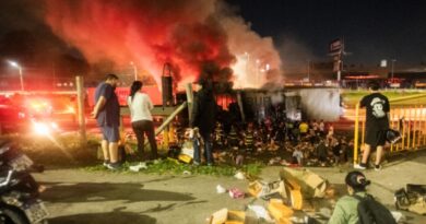 CARRETA EM CHAMAS E CARGA SAQUEADA: INCÊNDIO NA DUTRA TERMINA COM PESSOAS LEVANDO SAPATOS EM TAUBATÉ