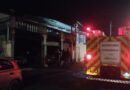 MADRUGADA DE FOGO: INCÊNDIO TOMA PARTE DE OFICINA COM DOIS CARROS DENTRO EM CARAGUATATUBA