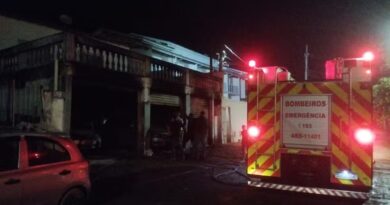 MADRUGADA DE FOGO: INCÊNDIO TOMA PARTE DE OFICINA COM DOIS CARROS DENTRO EM CARAGUATATUBA