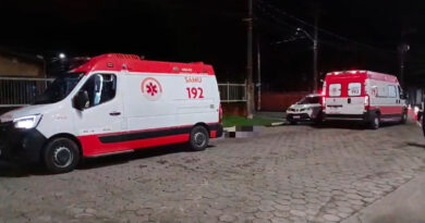 MULHER CAI DE CARRO EM MOVIMENTO, MORRE NA AVENIDA E POLÍCIA BUSCA RESPOSTAS EM CARAGUATATUBA