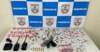 Cerco policial termina com dupla presa, pistola e drogas apreendidas em Volta Redonda