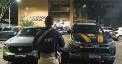 CASAL É ABORDADO NA VIA DUTRA COM CARRO DE R$ 162 MIL FURTADO HÁ DOIS DIAS; MULHER ALEGA COMPRA PELA INTERNET E PRF DESCOBRE CLONAGEM