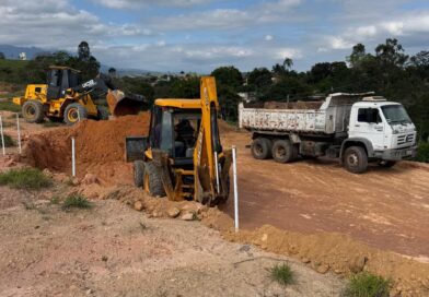 LAVRINHAS INICIA TERRAPLANAGEM PARA CONSTRUÇÃO DE 20 CASAS POPULARES PELO PROGRAMA MINHA CASA, MINHA VIDA