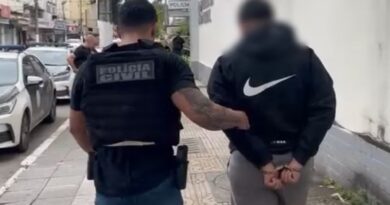 SUSPEITO DE CHEFIAR O TRÁFICO É PRESO APÓS MORTE DE JOVEM EM VOLTA REDONDA; POLÍCIA REVELA LIGAÇÃO ENTRE HOMICÍDIO E INVASÃO DA VILA BRASÍLIA