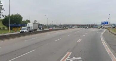 MOTOCICLISTA MORRE EM ACIDENTE COM CAMINHÃO NA DUTRA, EM JACAREÍ; MOTORISTA DEIXA O LOCAL E TRÂNSITO FICA PARADO POR QUILÔMETROS