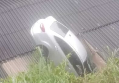 JOVEM É BALEADO, CARRO CAI SOBRE TELHADO DE CASA E HOMENS ARMADOS VÃO AO LOCAL VERIFICAR SE ELE ESTAVA MORTO NO SUL FLUMINENSE