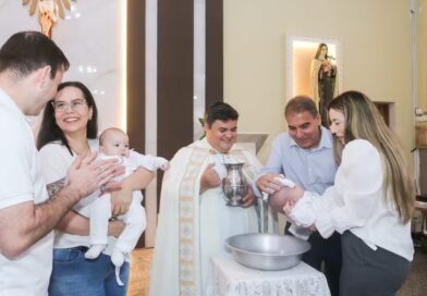 ERA O GÊMEO ERRADO! PADRE DESCOBRE TROCA DE BEBÊS DURANTE BATIZADO E ACABA BATIZANDO A MESMA CRIANÇA DUAS VEZES EM GUARATINGUETÁ
