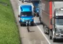 POR UM TRIZ NA DUTRA: DRONE DA PRF FLAGRA UTILITÁRIO NO ACOSTAMENTO PASSANDO AO LADO DE CICLISTA