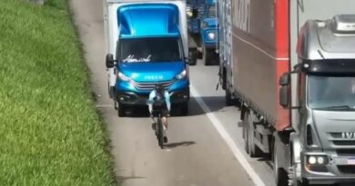 POR UM TRIZ NA DUTRA: DRONE DA PRF FLAGRA UTILITÁRIO NO ACOSTAMENTO PASSANDO AO LADO DE CICLISTA