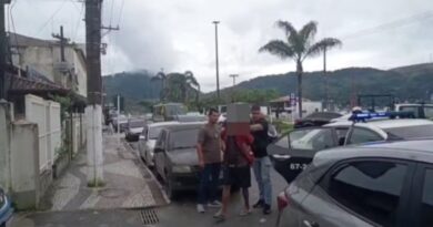 PARA COMPRAR CRACK: HOMEM FURTA PORTÃO DE ALUMÍNIO DE CONDOMÍNIO, É IDENTIFICADO POR CÂMERAS E ACABA PRESO EM ANGRA