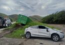 CONTÊINER SE SOLTA DE CARRETA E CAI SOBRE CARRO NA DUTRA EM LAVRINHAS; DUAS PESSOAS FICAM FERIDAS