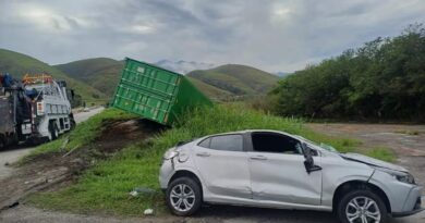 CONTÊINER SE SOLTA DE CARRETA E CAI SOBRE CARRO NA DUTRA EM LAVRINHAS; DUAS PESSOAS FICAM FERIDAS