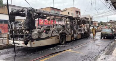 BOPE CHEGA DE HELICÓPTERO A VOLTA REDONDA APÓS CONFRONTOS, MORTES E VEÍCULOS INCENDIADOS; MAIS DE 40 POLICIAIS OCUPAM A VILA BRASÍLIA