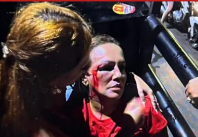 VEREADORA DO PT LEVA PEDRADA NO ROSTO, FICA ENSANGUENTADA E É SOCORRIDA DURANTE CONFUSÃO ENTRE APOIADORES DE LULA E FLÁVIO BOLSONARO EM MINAS GERAIS