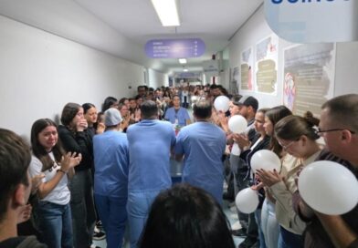ENTRE LÁGRIMAS E APLAUSOS, CENTENAS SE DESPEDEM DE MIGUEL: GOLEIRO DE 14 ANOS RECEBE HOMENAGEM EMOCIONANTE ANTES DA DOAÇÃO DE ÓRGÃOS
