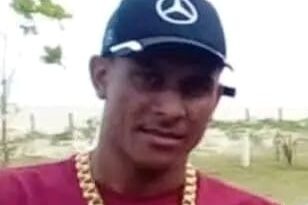 ADEUS, CAÍQUE: EXECUÇÃO EM VOLTA REDONDA TEM QUATRO HOMENS CERCANDO MOTOCICLISTA, DISPARANDO DIVERSAS VEZES E CONTINUANDO A ATIRAR APÓS VÍTIMA CAIR NO CHÃO