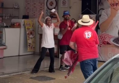DANÇOU EM ATO PRÓ-LULA, VIROU ASSUNTO NAS REDES E LOJA PRECISOU SE EXPLICAR DUAS VEZES; CASA DE BOLOS NEGA DEMISSÃO DE FUNCIONÁRIA
