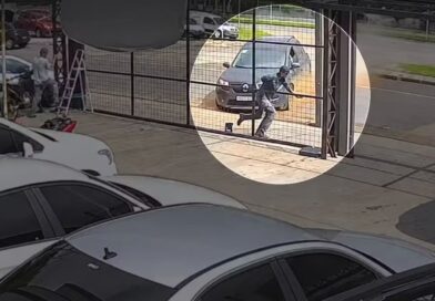 POR UM SEGUNDO: PINTOR ESCAPA DE SER ATROPELADO POR CARRO DESGOVERNADO QUE INVADE ESTABELECIMENTO EM SÃO JOSÉ DOS CAMPOS