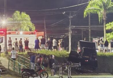 SEM HABILITAÇÃO, JOVEM DE 18 ANOS PERDE CONTROLE DO CARRO NA RIO-SANTOS, SAI DA PISTA E VAI PARAR NO HOSPITAL COM A NAMORADA