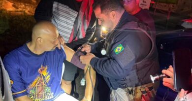 ROMARIA INTERROMPIDA POR EMERGÊNCIA: PEREGRINO COM SINTOMAS DE AVC É SOCORRIDO PELA PRF NA DUTRA