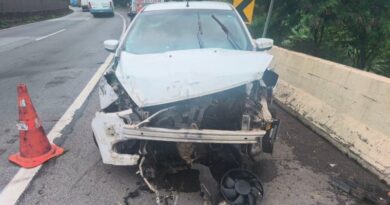 PERDEU O CONTROLE NA CURVA: CARRO BATE EM MURETA NA DUTRA, DEIXA DOIS FERIDOS E MULHER SEGUE INTERNADA EM BARRA MANSA