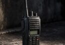 “OLHEIRO” DO TRÁFICO É PRESO COM RÁDIO QUE MONITORAVA VIATURAS DA PM EM BARRA MANSA; POLÍCIA ENCONTRA DROGAS E SIMULACRO DE ARMA