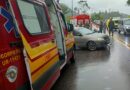 MOTOCICLISTA DE 51 ANOS FICA GRAVEMENTE FERIDO EM BATIDA COM CARRO NA RIO-SANTOS EM CARAGUATATUBA; VÍTIMA É SOCORRIDA PELO SAMU