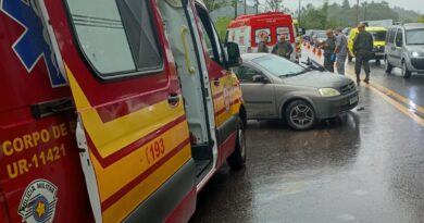 MOTOCICLISTA DE 51 ANOS FICA GRAVEMENTE FERIDO EM BATIDA COM CARRO NA RIO-SANTOS EM CARAGUATATUBA; VÍTIMA É SOCORRIDA PELO SAMU
