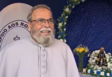 “DEUS VAI RECOMPENSAR”: PADRE ANTÔNIO MARIA VISITA TENDA DE ROMEIROS NA DUTRA E INCENTIVA VOLUNTÁRIOS