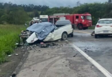 CASAL MORRE EM VIOLENTA COLISÃO FRONTAL ENTRE DOIS CARROS NA BR-393; MULHER SOBREVIVE COM FRATURAS NAS PERNAS