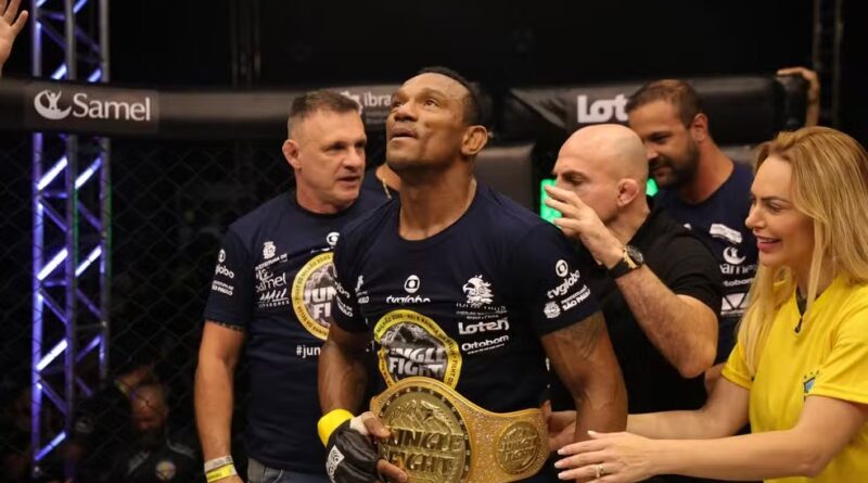 DE BARTENDER A CAMPEÃO: FABRÍCIO BAKAI SUPERA DIFICULDADES, CONQUISTA R$ 500 MIL NO JUNGLE FIGHT E QUER REALIZAR O SONHO DE REUNIR A FAMÍLIA