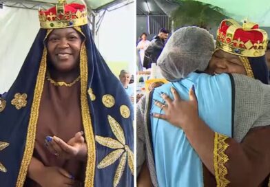 “AGORA VAI E FAZ”: VESTIDA DE NOSSA SENHORA APARECIDA, VOLUNTÁRIA TRANSFORMA FÉ EM ACOLHIMENTO A ROMEIROS NA DUTRA