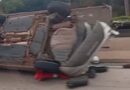 FECHADO POR CARRETA, CARRO BATE EM MURETA, ATRAVESSA A DUTRA E CAPOTA EM BARRA MANSA